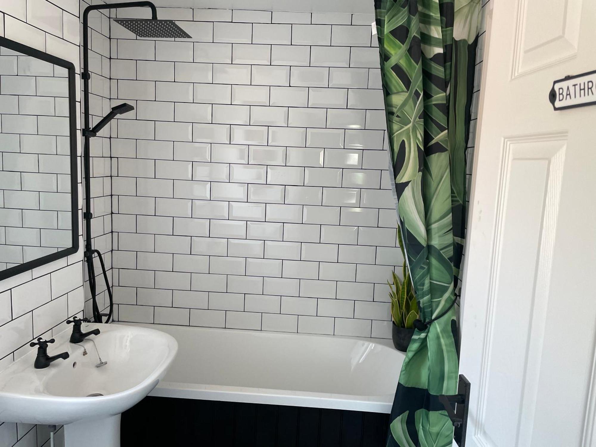 Cosy Home From Home With Private Bathroom - Free Parking Cardiff Bagian luar foto